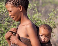Africké a indické vesnické maminky vedou své děti v souladu s tisíciletými pravidly přírody. Zdroj: Samphotostock